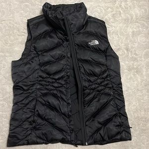 A women’s medium north face vest